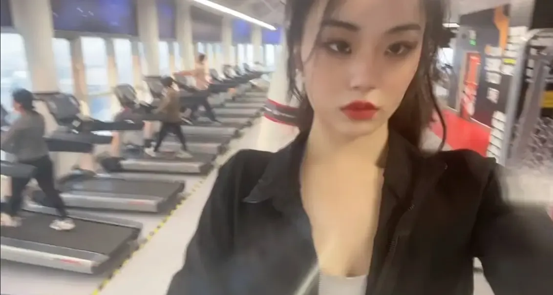 182健身美女,红润肉脚,粗口羞辱 182健身美女,红润肉脚,粗口羞辱