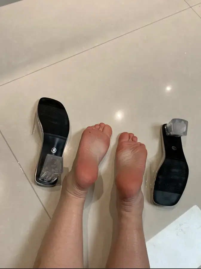 素人妹子展示黑丝白袜嫩脚 素人妹子展示黑丝白袜嫩脚