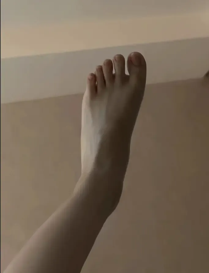 神顏學生妹妹的超粉嫩玉足 神顏學生妹妹的超粉嫩玉足