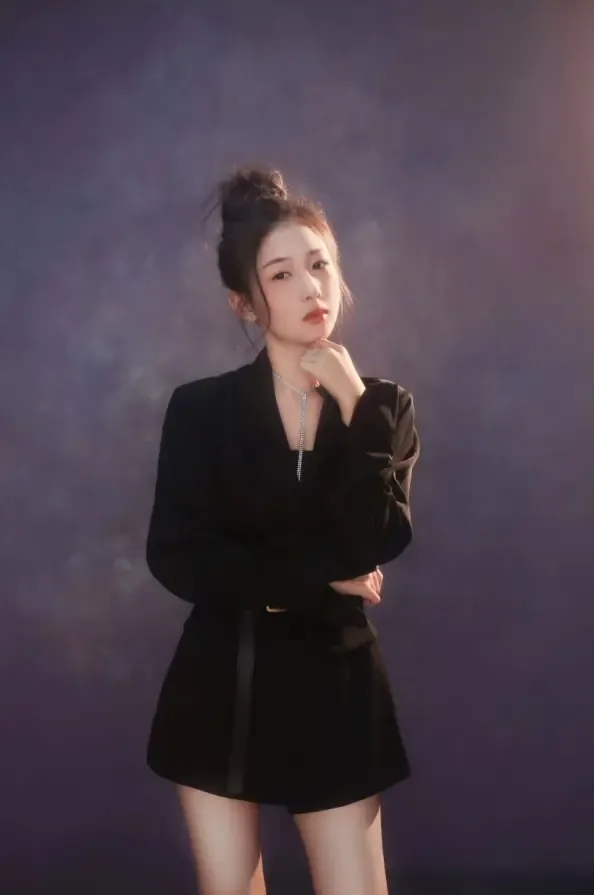 套路清纯妹子展示美脚 套路清纯妹子展示美脚