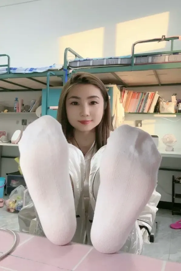 套路俩闺蜜闻白袜子 套路俩闺蜜闻白袜子