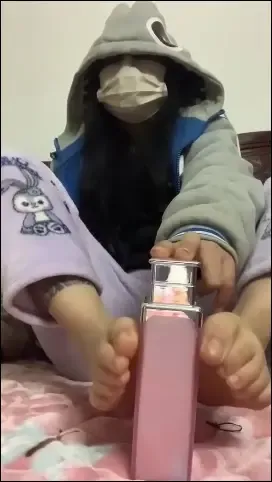 小腿有紋身的小太妹的粉嫩肉腳 小腿有紋身的小太妹的粉嫩肉腳