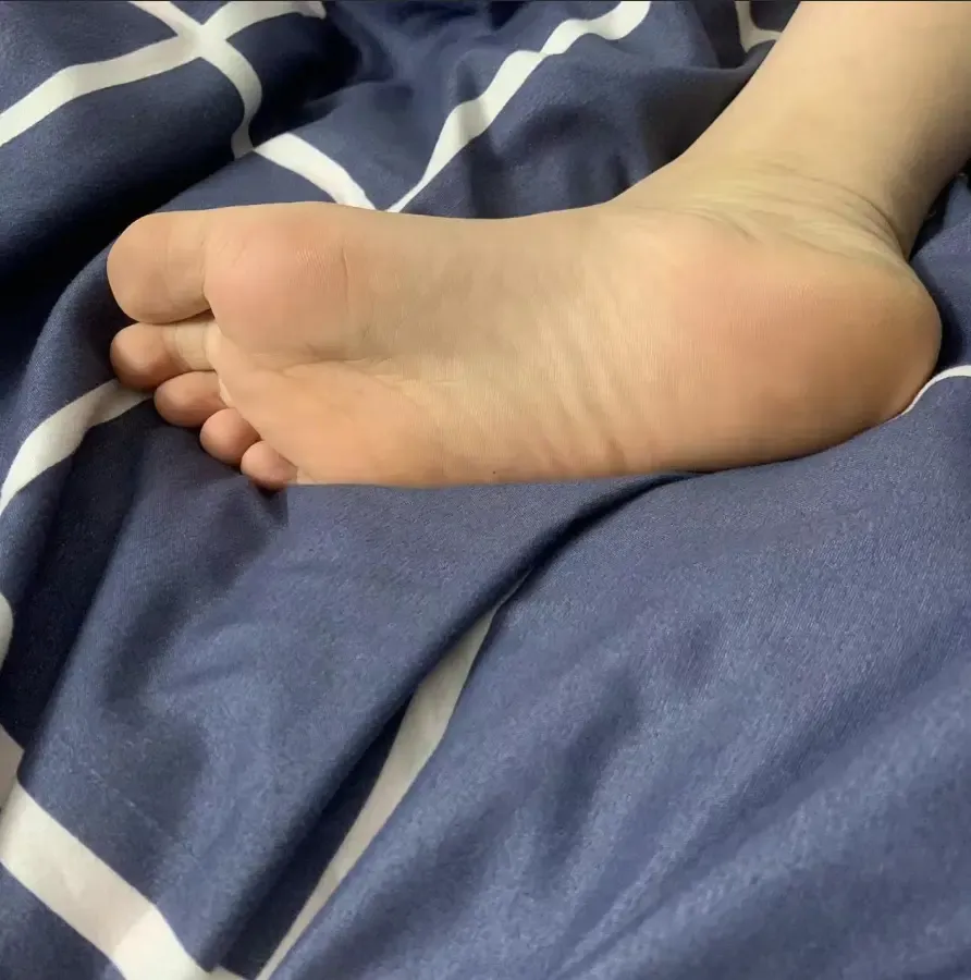 小腿有紋身的小太妹的粉嫩肉腳 小腿有紋身的小太妹的粉嫩肉腳