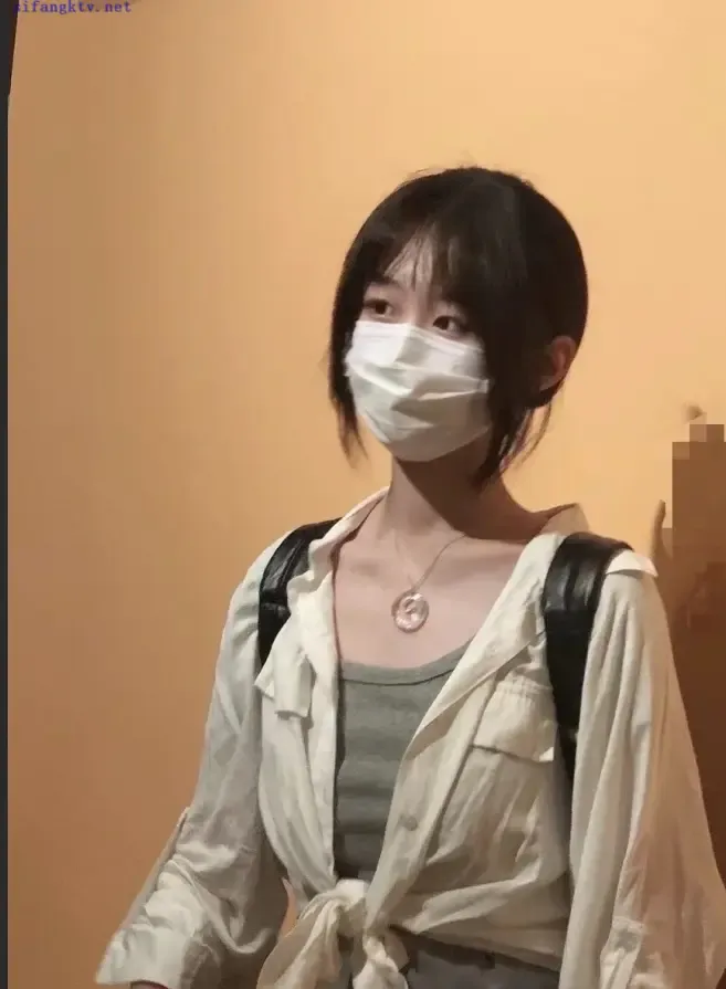 长相甜美的清纯女高展示,脚脚白嫩 长相甜美的清纯女高展示,脚脚白嫩