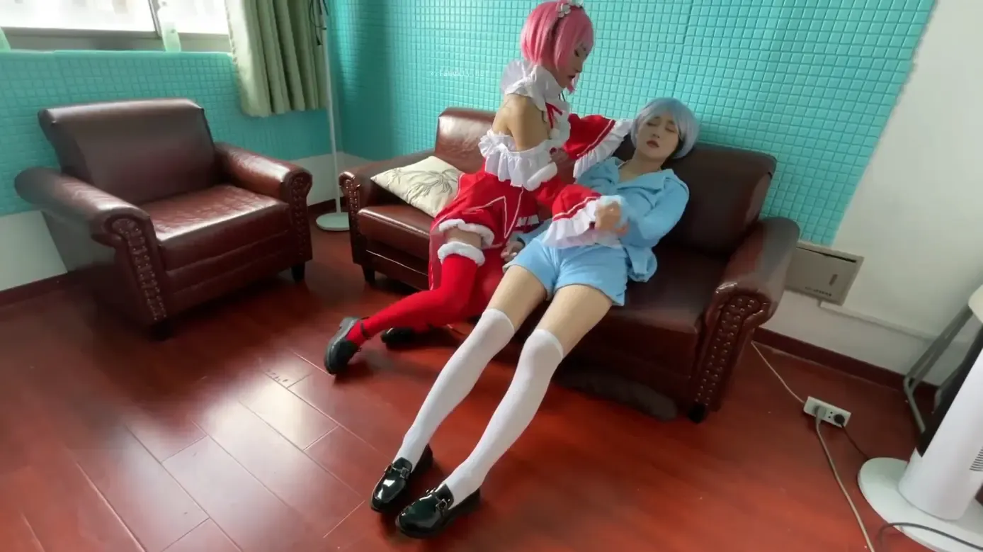 芳草-两个萝莉冰lian 芳草-两个萝莉冰lian