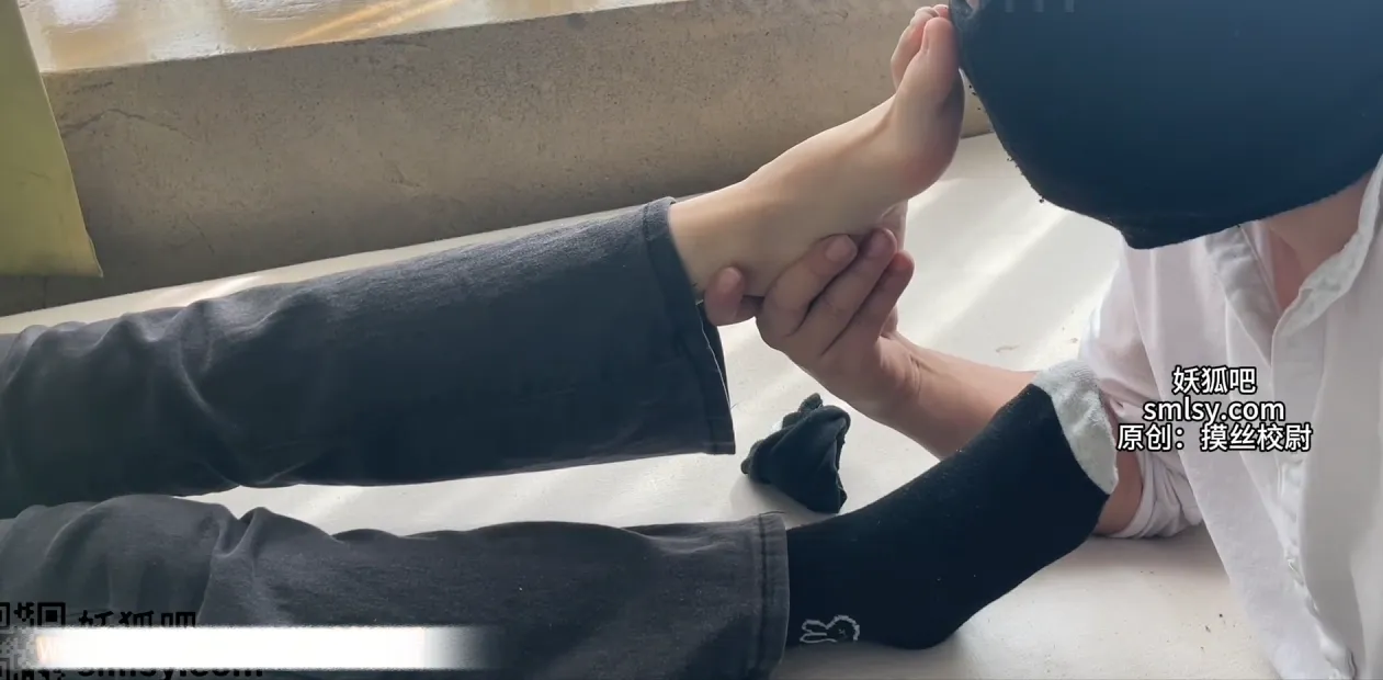 校尉原创-闻舔舞蹈老师的汗味裸足 校尉原创-闻舔舞蹈老师的汗味裸足