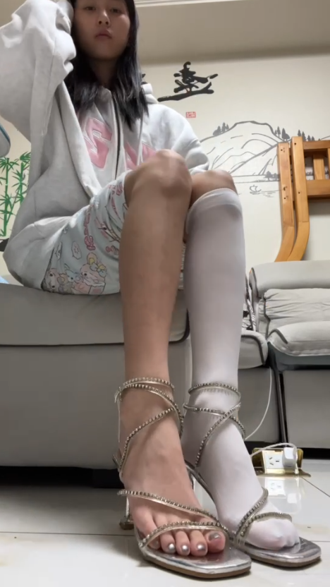 卡卡-女大白嫩美脚挑鞋秀脚 卡卡-女大白嫩美脚挑鞋秀脚