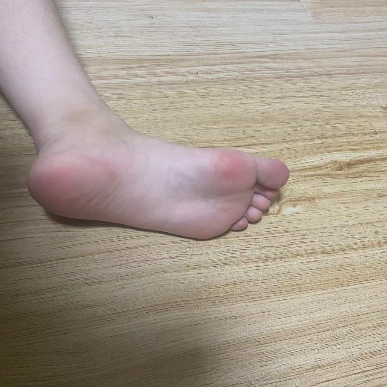 卡卡-女大秀粉嫩脚底 卡卡-女大秀粉嫩脚底