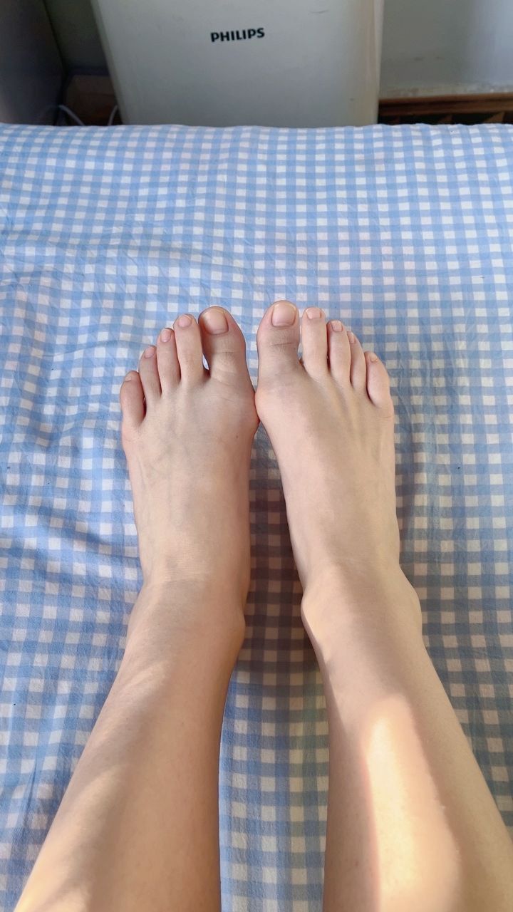 卡卡-清纯女大背地反差展示大骚脚 卡卡-清纯女大背地反差展示大骚脚