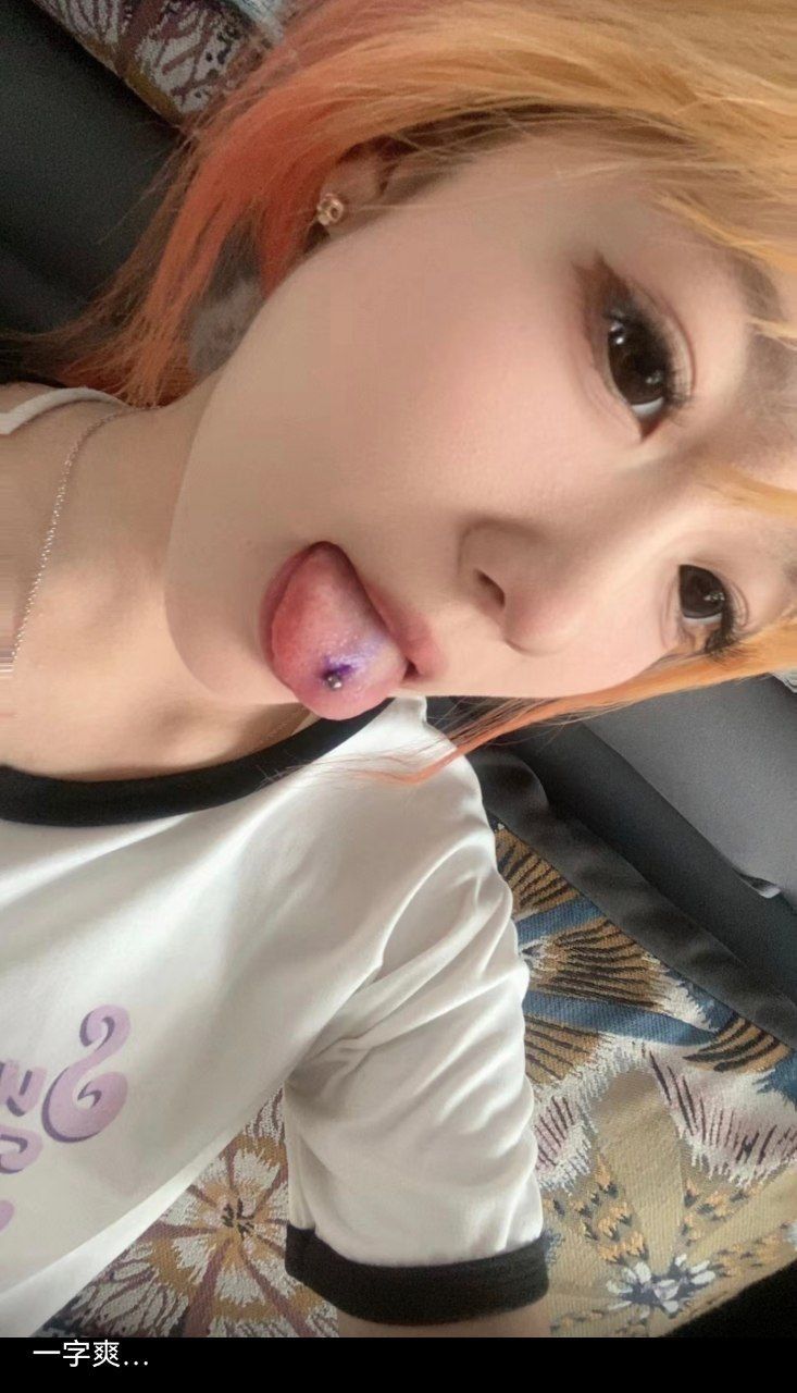 卡卡-开发女大展示脚底+吐舌+黑丝挑鞋 卡卡-开发女大展示脚底+吐舌+黑丝挑鞋