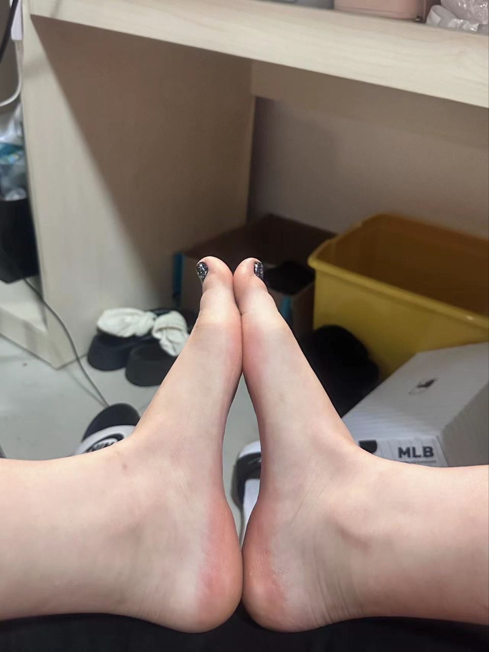 卡卡-拖鞋展示黑丝 卡卡-拖鞋展示黑丝