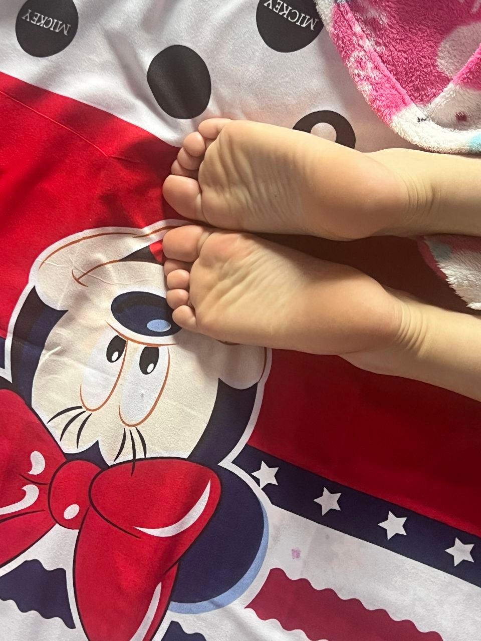 卡卡-女高楼道展示嫩脚 卡卡-女高楼道展示嫩脚