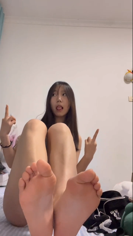 卡卡-清纯女大背地反差展示大骚脚 卡卡-清纯女大背地反差展示大骚脚