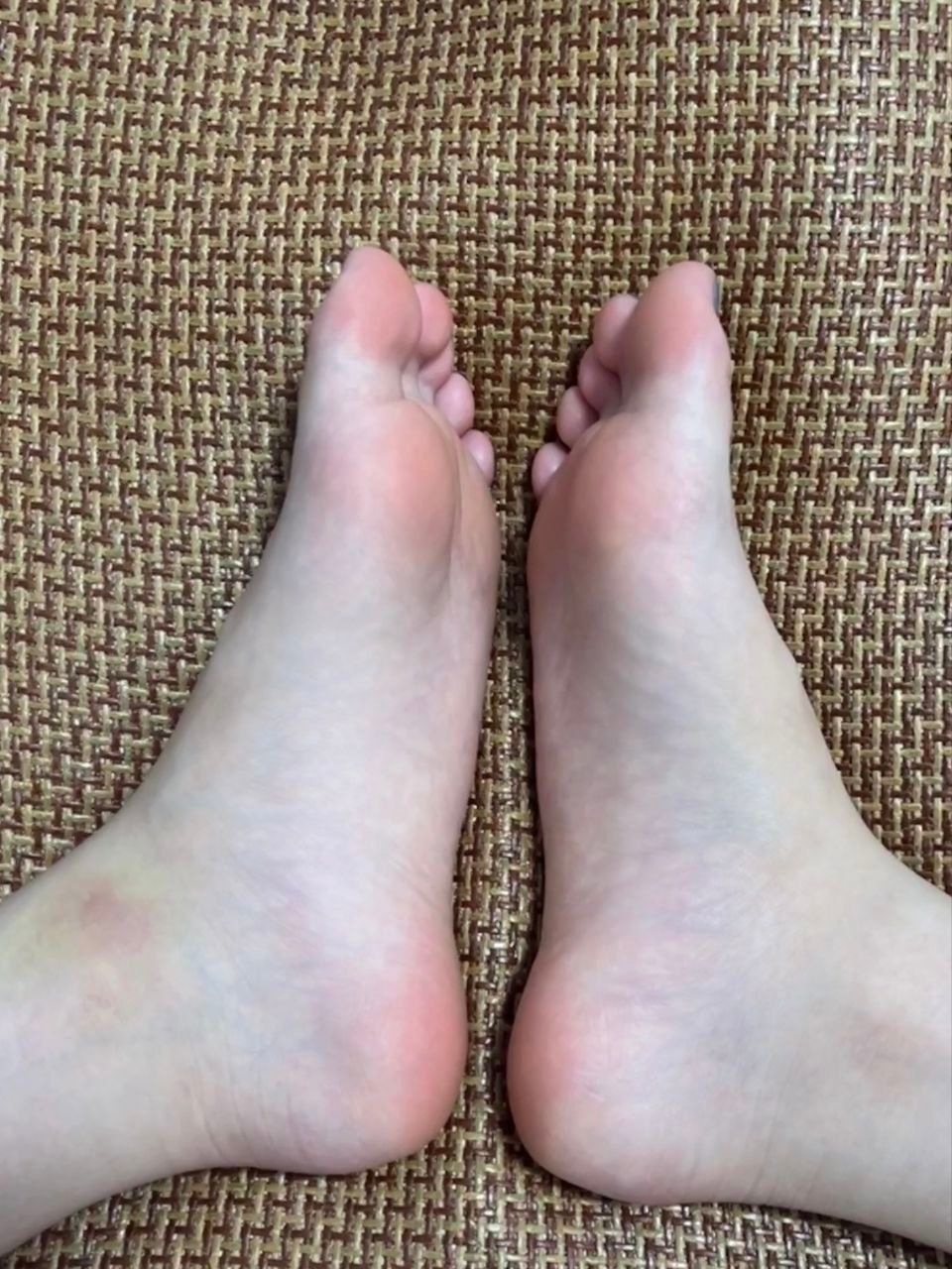 卡卡-女大白嫩美脚挑鞋秀脚 卡卡-女大白嫩美脚挑鞋秀脚