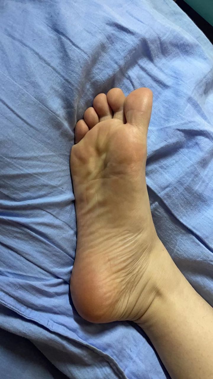 卡卡-小腿有纹身 卡卡-小腿有纹身