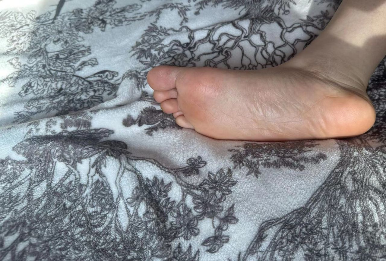 卡卡-艺术生妹妹秀骚脚底 卡卡-艺术生妹妹秀骚脚底