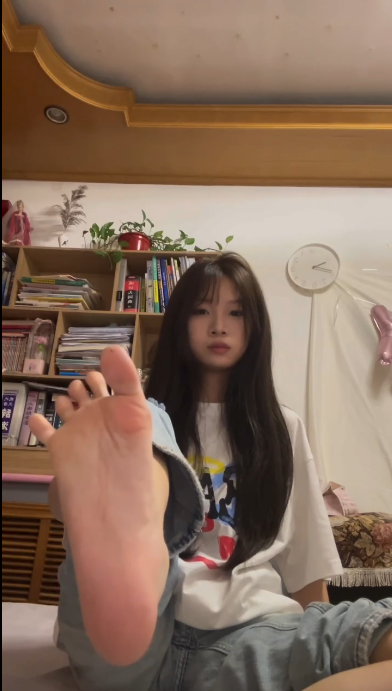 卡卡-极品学妹的黑丝+裸足 卡卡-极品学妹的黑丝+裸足