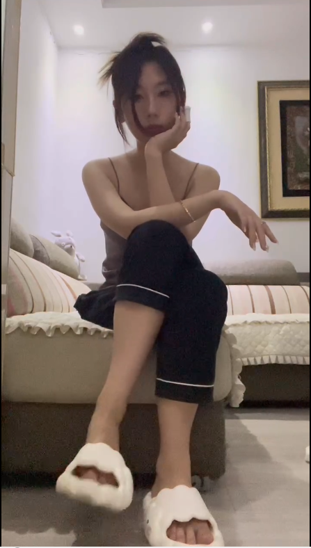 卡卡-翻白眼秀脚 挑鞋 卡卡-翻白眼秀脚 挑鞋
