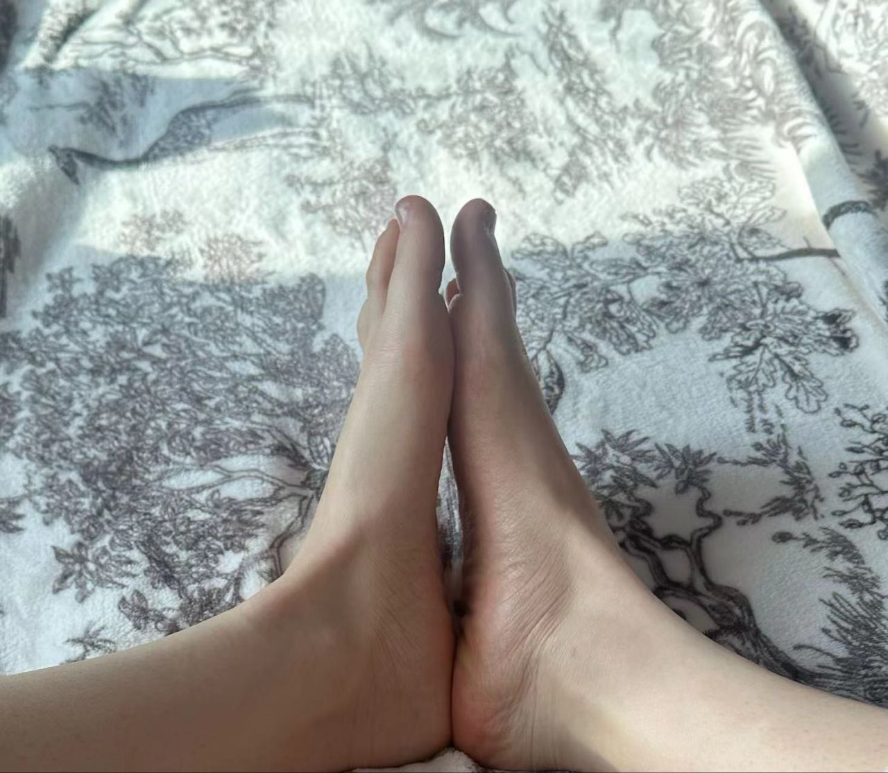 卡卡-艺术生妹妹秀骚脚底 卡卡-艺术生妹妹秀骚脚底