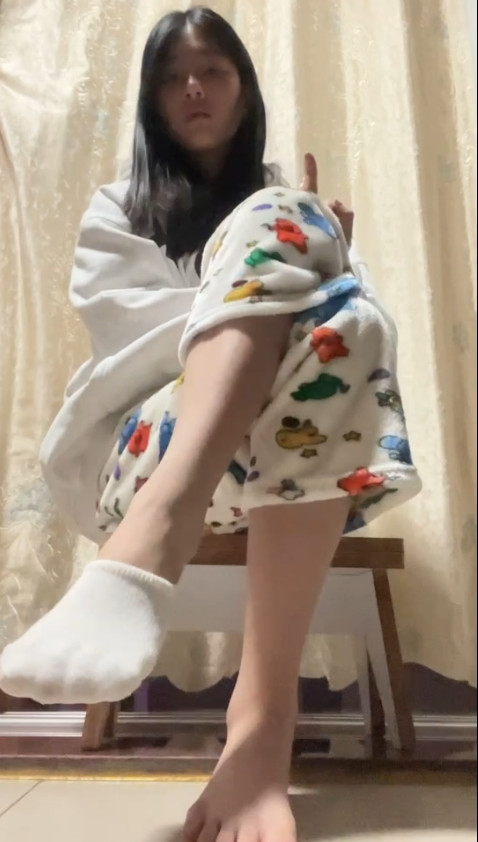 卡卡-女大白嫩美脚挑鞋秀脚 卡卡-女大白嫩美脚挑鞋秀脚