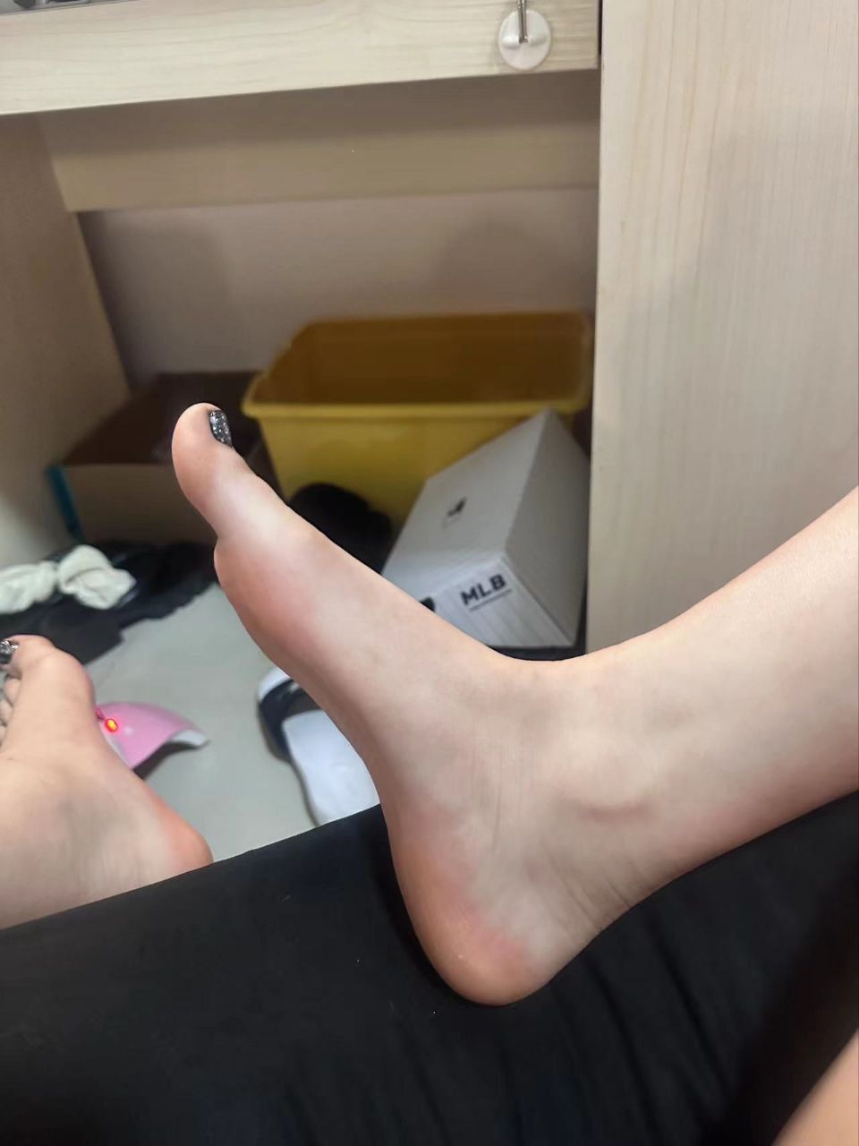 卡卡-拖鞋展示黑丝 卡卡-拖鞋展示黑丝