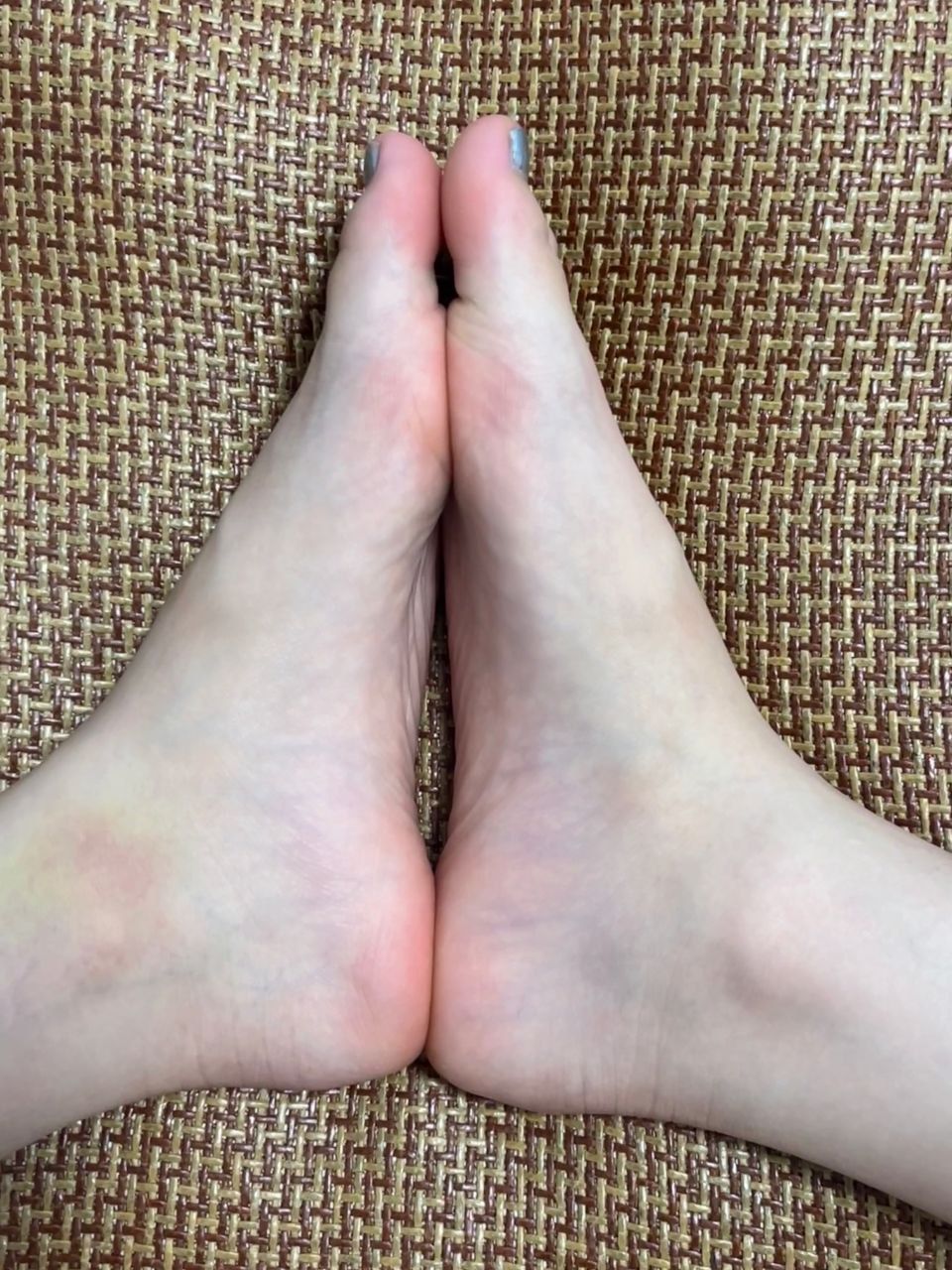 卡卡-女大白嫩美脚挑鞋秀脚 卡卡-女大白嫩美脚挑鞋秀脚