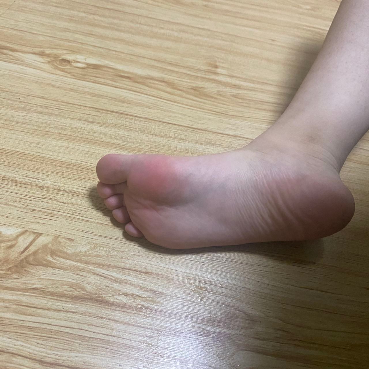 卡卡-女大秀粉嫩脚底 卡卡-女大秀粉嫩脚底