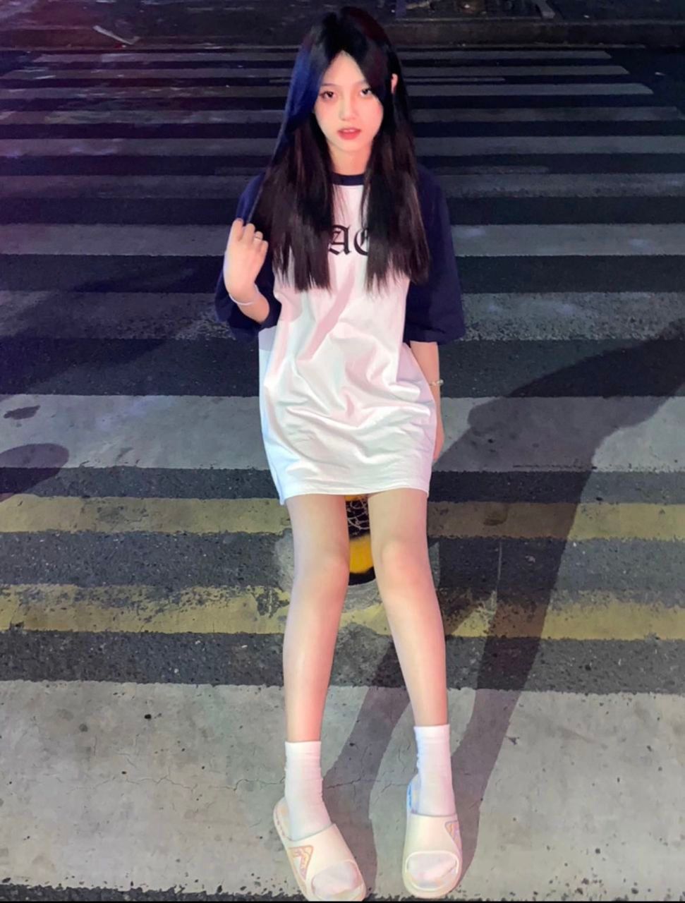 卡卡-女大白嫩美脚挑鞋秀脚 卡卡-女大白嫩美脚挑鞋秀脚