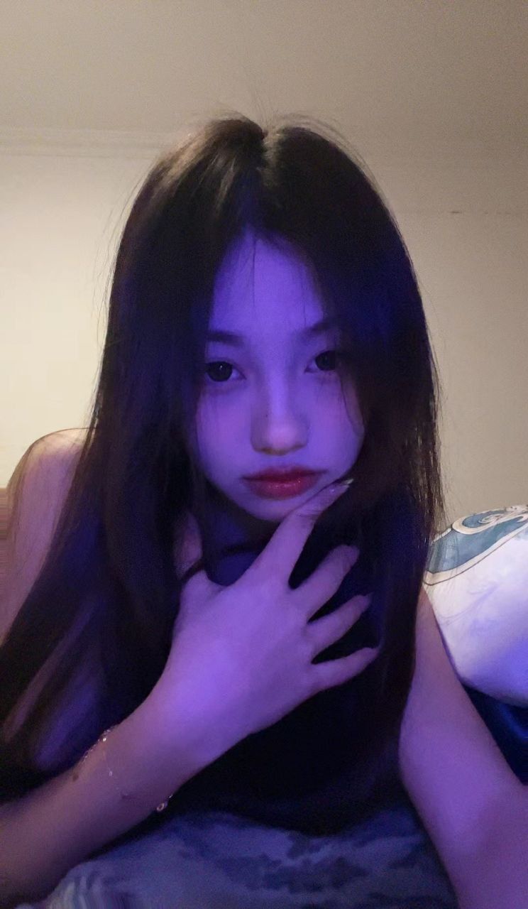 卡卡-女高楼道展示嫩脚 卡卡-女高楼道展示嫩脚