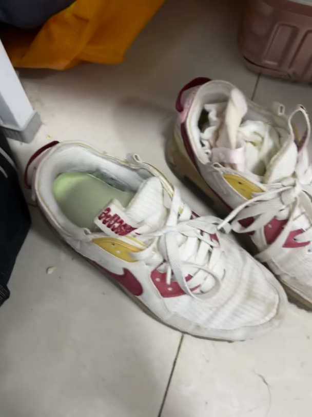 卡卡-清纯女大背地反差展示大骚脚 卡卡-清纯女大背地反差展示大骚脚