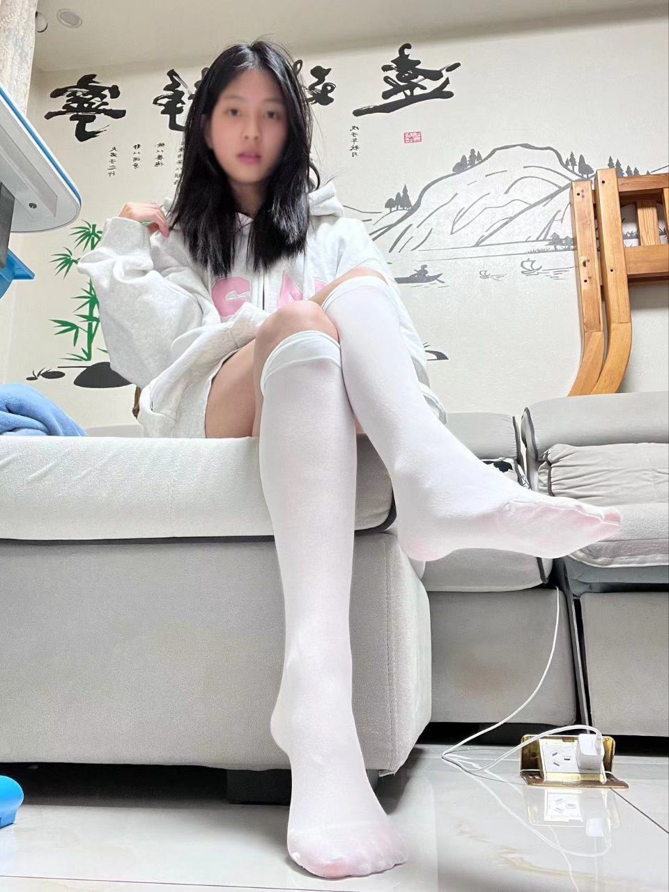 卡卡-女大白嫩美脚挑鞋秀脚 卡卡-女大白嫩美脚挑鞋秀脚