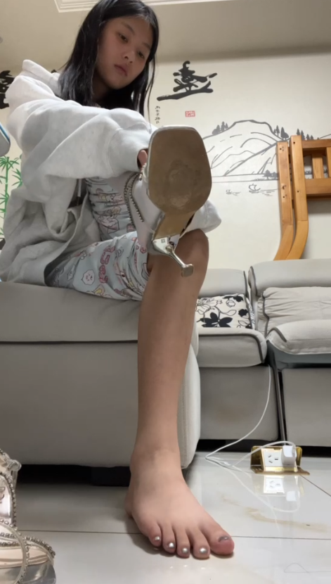 卡卡-女大白嫩美脚挑鞋秀脚 卡卡-女大白嫩美脚挑鞋秀脚