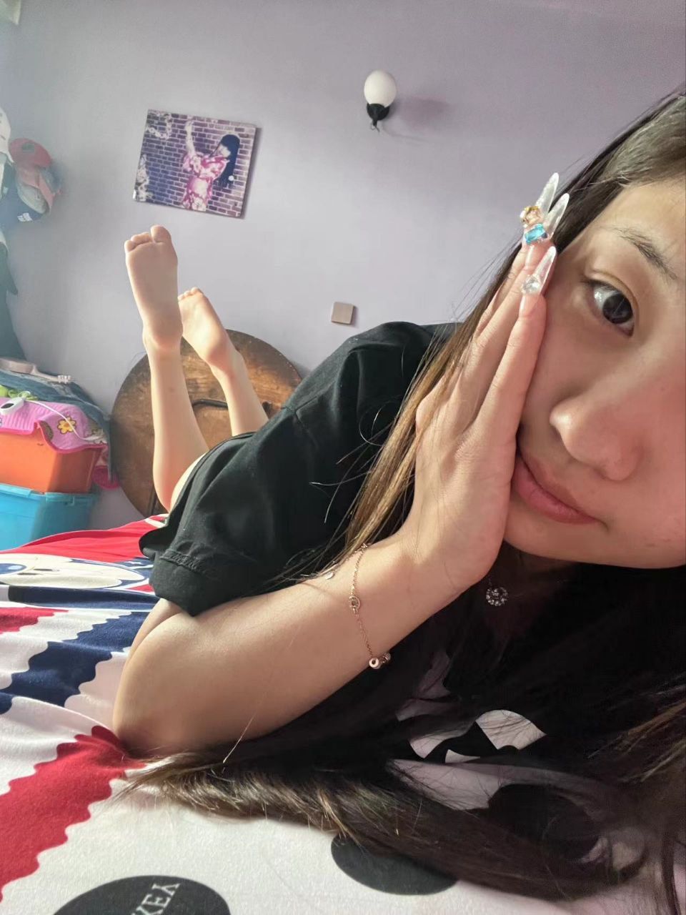 卡卡-女高楼道展示嫩脚 卡卡-女高楼道展示嫩脚
