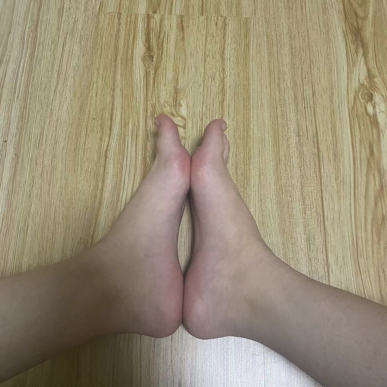 卡卡-女大秀粉嫩脚底 卡卡-女大秀粉嫩脚底