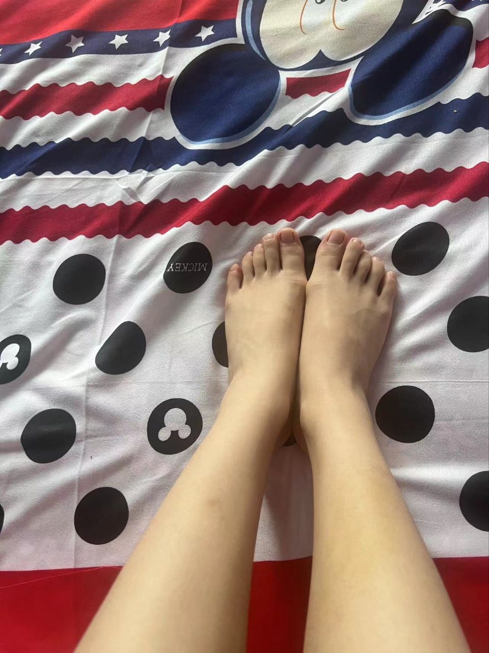 卡卡-女高楼道展示嫩脚 卡卡-女高楼道展示嫩脚