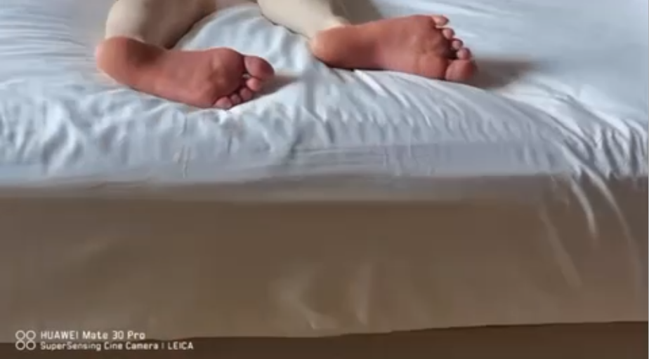 李启丹超重打脚心惨叫2 李启丹超重打脚心惨叫2