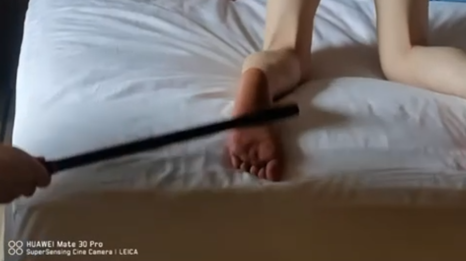 李启丹超重打脚心惨叫2 李启丹超重打脚心惨叫2
