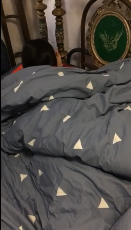 打女友脚给打哭了 打女友脚给打哭了
