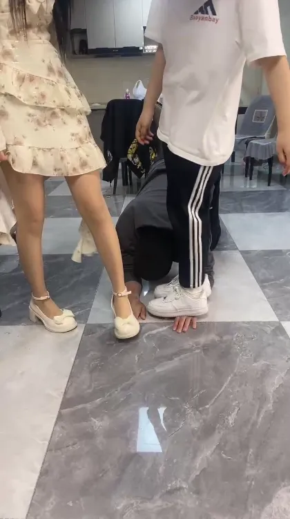 四个女大的玩物 四个女大的玩物