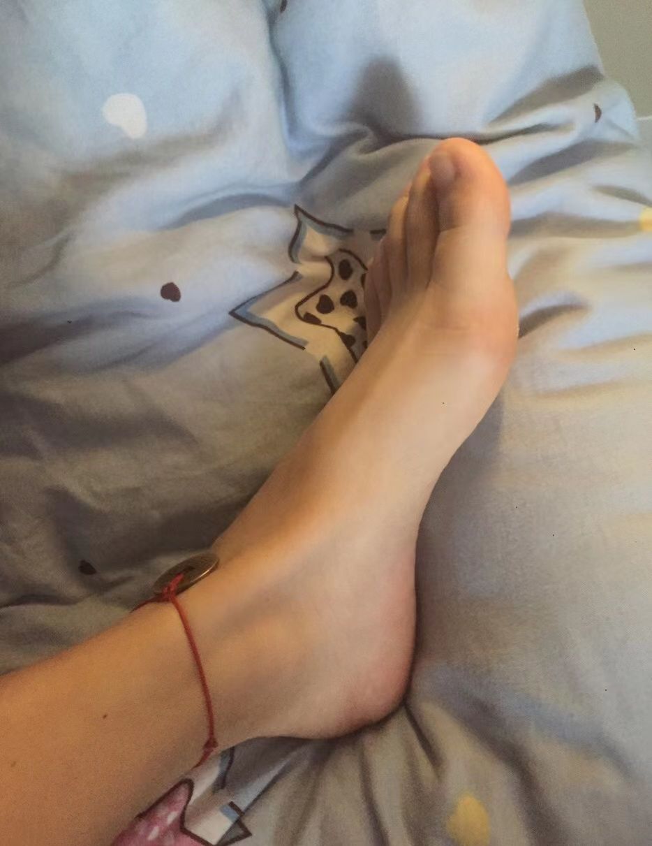 圆脸可爱女的脚丫 圆脸可爱女的脚丫