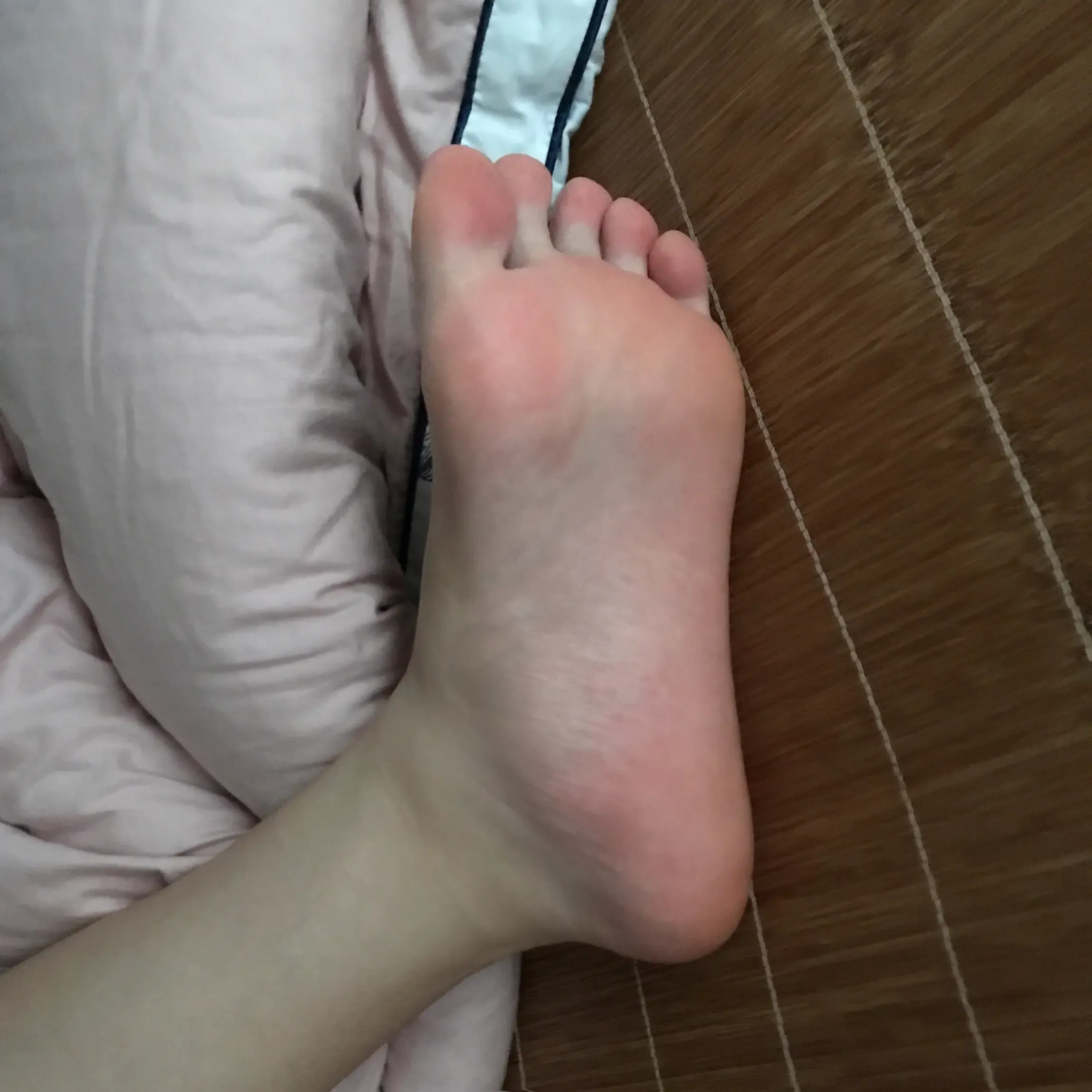 萝莉的肉脚,有闺蜜在旁边 萝莉的肉脚,有闺蜜在旁边
