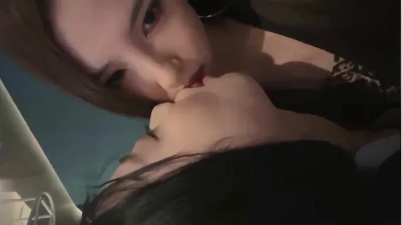 开发足疗美女舔脚 开发足疗美女舔脚