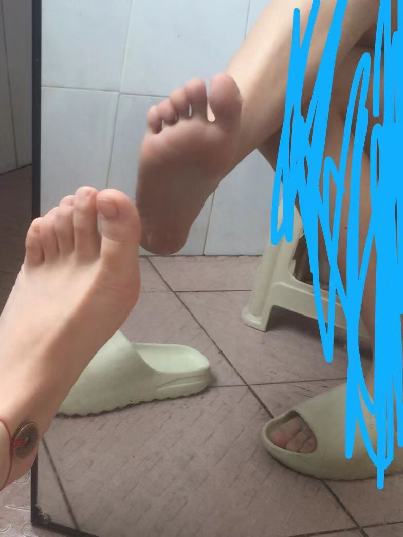圆脸可爱女的脚丫 圆脸可爱女的脚丫