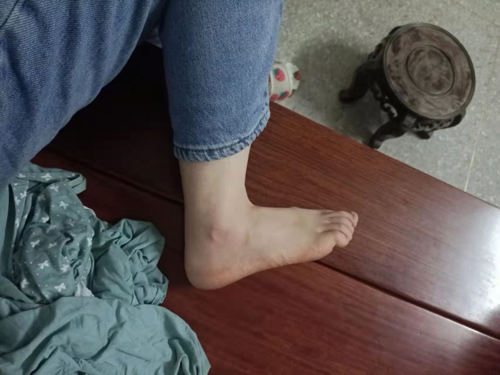 初恋脸妹妹的露脸美脚展示 初恋脸妹妹的露脸美脚展示
