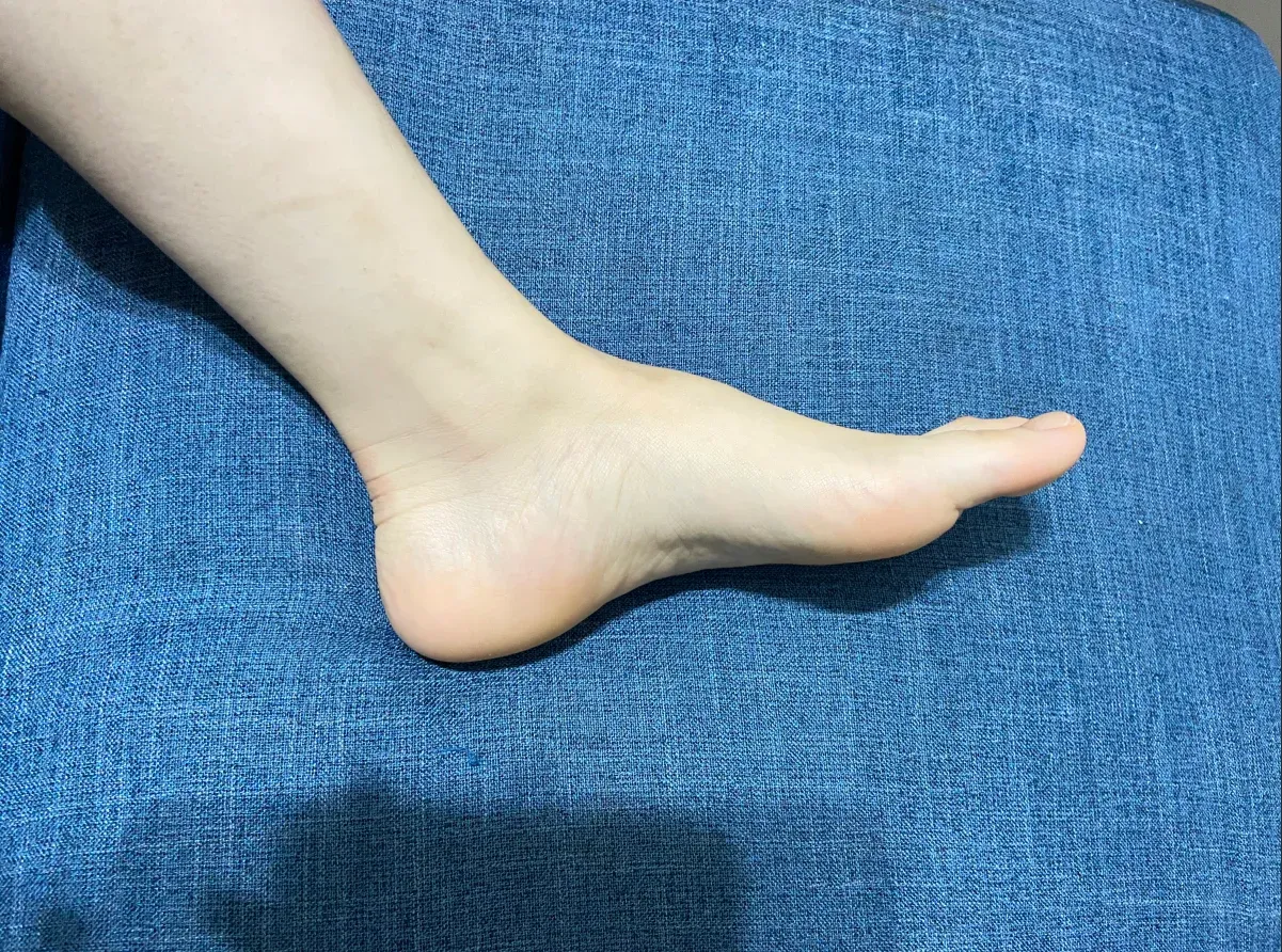 舞蹈生妹子的纤细美足 舞蹈生妹子的纤细美足