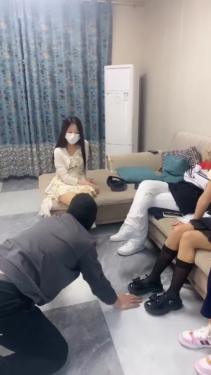 四个女大的玩物 四个女大的玩物