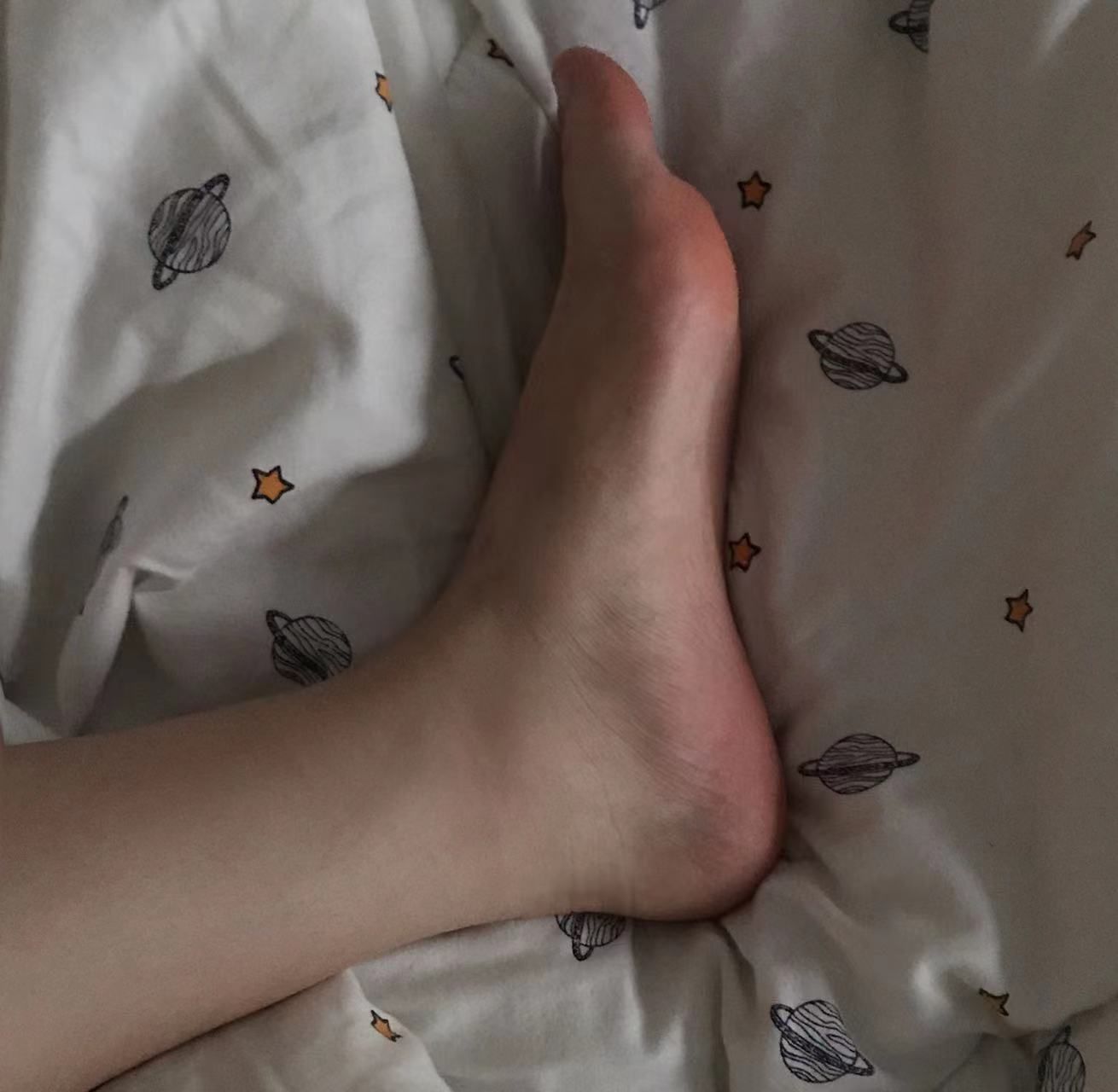 萝莉的肉脚,有闺蜜在旁边 萝莉的肉脚,有闺蜜在旁边