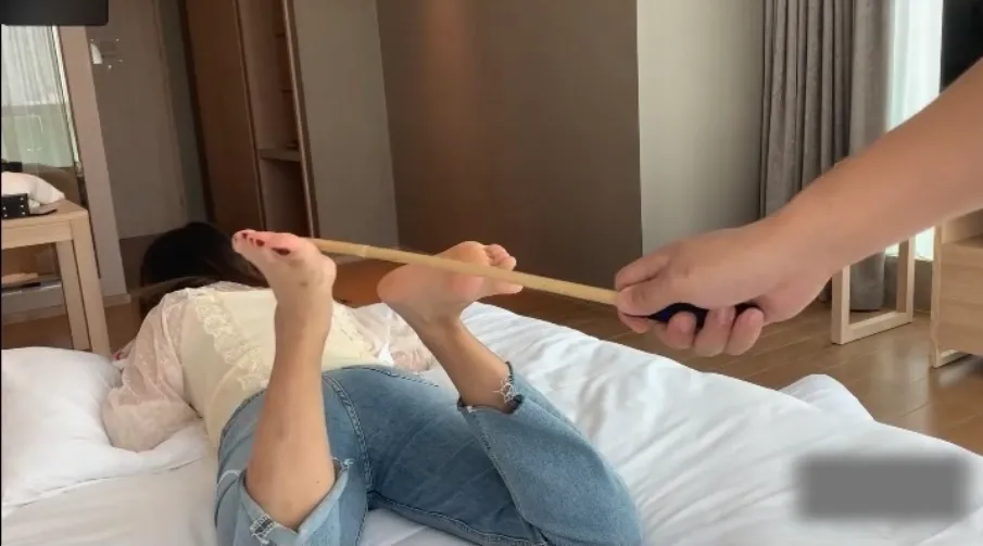 悦悦系列-打脚针扎虐足第一部分 悦悦系列-打脚针扎虐足第一部分