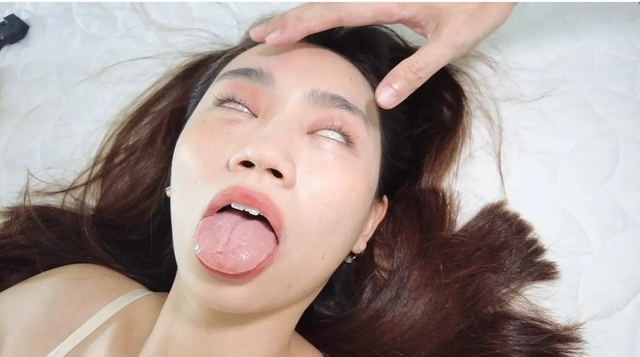 俩个女孩的战争玩脚+舔脚 俩个女孩的战争玩脚+舔脚