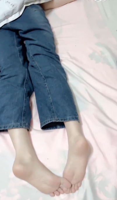 灌醉表妹玩小脚 灌醉表妹玩小脚